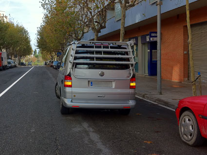 Imagen de la pregunta: ¿Está correctamente inmovilizada esta furgoneta?